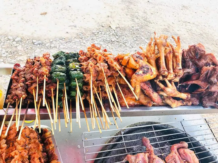 Gh&eacute; qu&aacute;n xi&ecirc;n que nướng d&igrave; Thu thưởng thức xi&ecirc;n que ngon bổ rẻ 5
