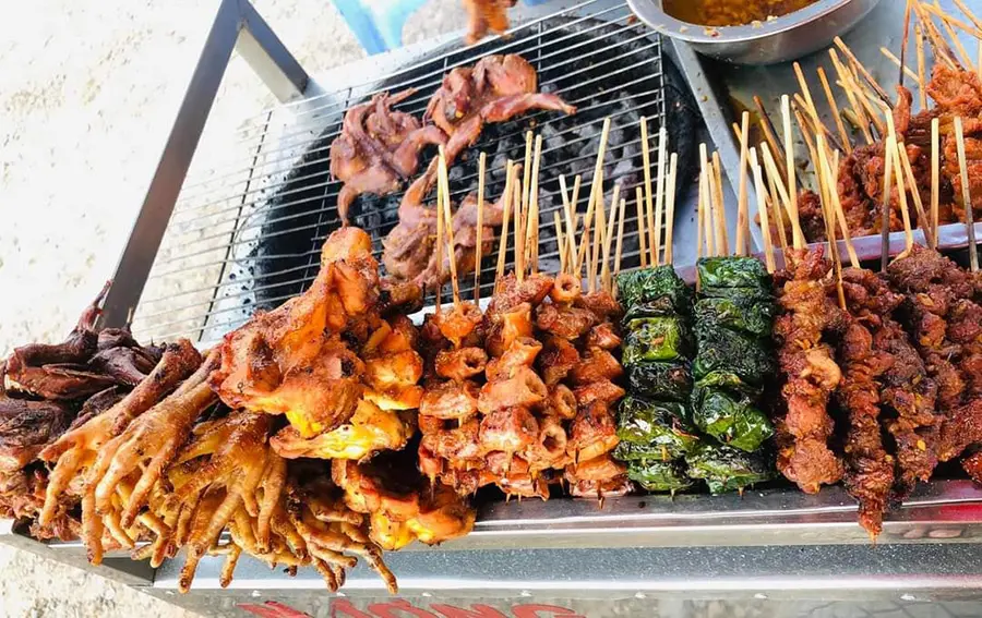 Gh&eacute; qu&aacute;n xi&ecirc;n que nướng d&igrave; Thu thưởng thức xi&ecirc;n que ngon bổ rẻ 4