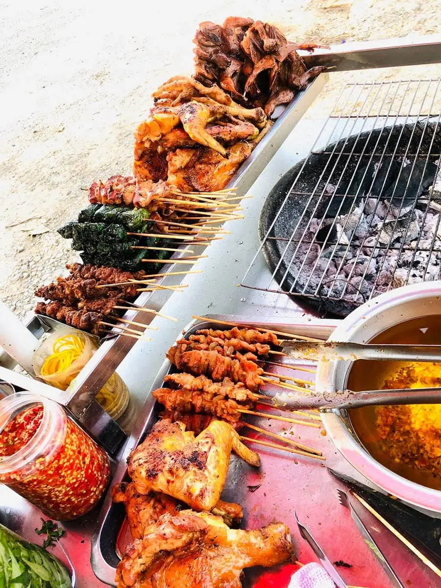 Gh&eacute; qu&aacute;n xi&ecirc;n que nướng d&igrave; Thu thưởng thức xi&ecirc;n que ngon bổ rẻ 2