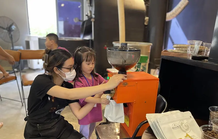 Gu Việt Roastery, trải nghiệm kh&ocirc;ng gian hiện đại đầy ph&aacute; c&aacute;ch 13