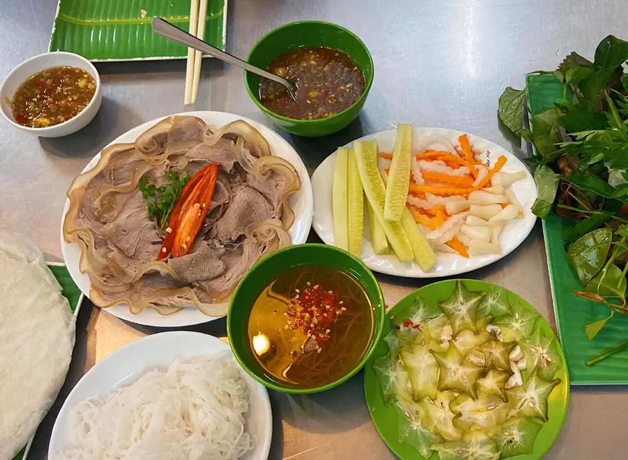 Mách bạn 14 quán bánh tráng phơi sương được giới trẻ săn đón 11