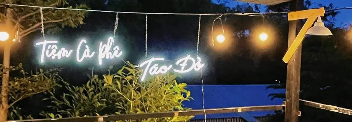 Đến Tiệm cà phê Táo đỏ, bạn như bước vào một thế giới khác