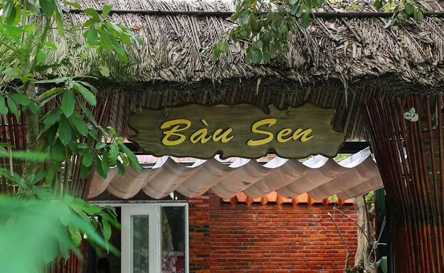 Ghé Bàu Sen Quán thưởng thức đặc sản trong không gian sân vườn mát mẻ