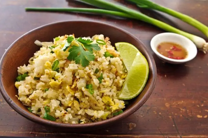 Thưởng thức cơm chi&ecirc;n Khao Pad, m&oacute;n đặc sản trứ danh đất Th&aacute;i 7