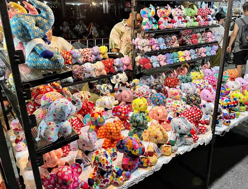 Cẩm nang kh&aacute;m ph&aacute; chợ đ&ecirc;m Chiang Mai Night Bazaar si&ecirc;u hot 6