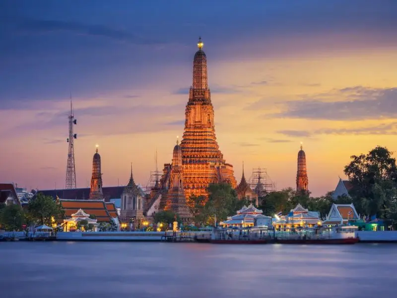 C&oacute; một Thonburi y&ecirc;n b&igrave;nh n&eacute;p m&igrave;nh b&ecirc;n bờ t&acirc;y s&ocirc;ng nước 2