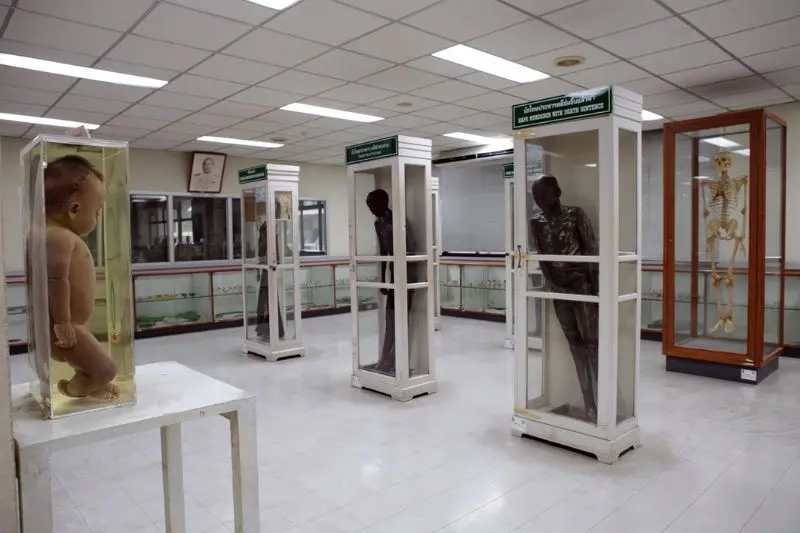 C&oacute; một Thonburi y&ecirc;n b&igrave;nh n&eacute;p m&igrave;nh b&ecirc;n bờ t&acirc;y s&ocirc;ng nước 10