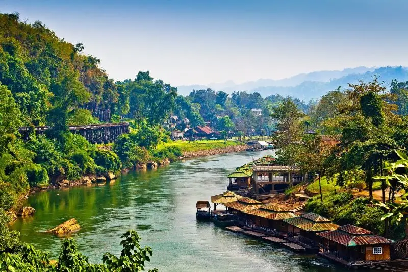Du lịch Kanchanaburi đầy thơ mộng n&eacute;p m&igrave;nh b&ecirc;n d&ograve;ng Kwai 2