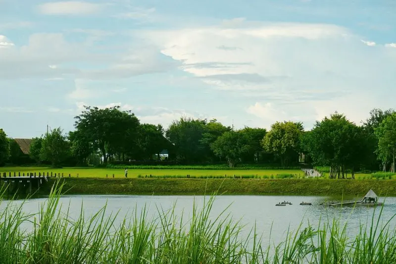 Du lịch Kanchanaburi đầy thơ mộng n&eacute;p m&igrave;nh b&ecirc;n d&ograve;ng Kwai 3