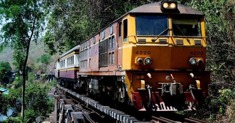 Du lịch Kanchanaburi đầy thơ mộng n&eacute;p m&igrave;nh b&ecirc;n d&ograve;ng Kwai 4