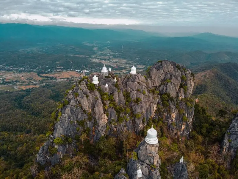 Lampang Th&aacute;i Lan thị trấn b&igrave;nh y&ecirc;n b&ecirc;n tiếng v&oacute; ngựa lọc cọc 3