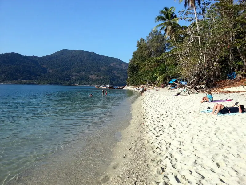 Thi&ecirc;n đường biển Koh Lipe với mặt nước xanh như ngọc tại Th&aacute;i Lan 6