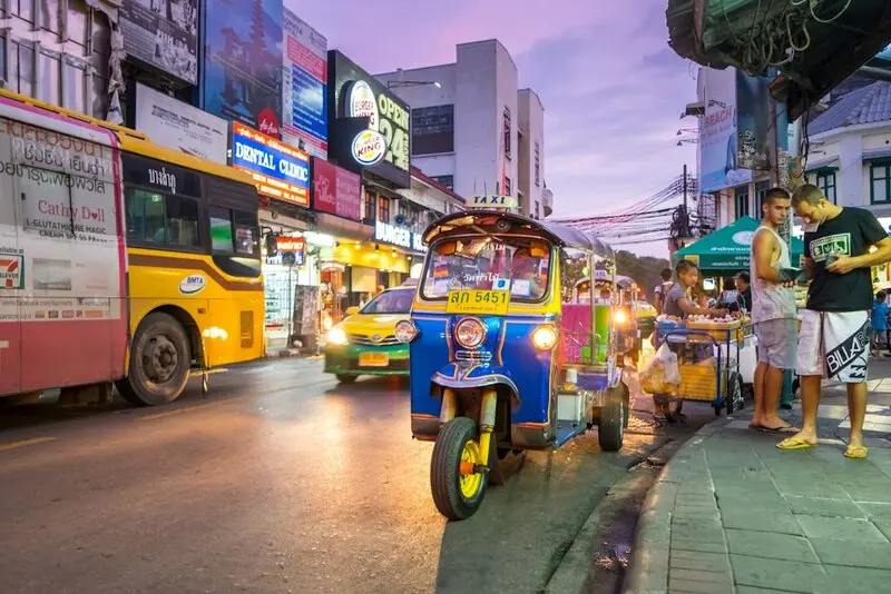 Thi&ecirc;n đường Khao San cho kh&aacute;ch du lịch bụi ở Bangkok Th&aacute;i Lan 5