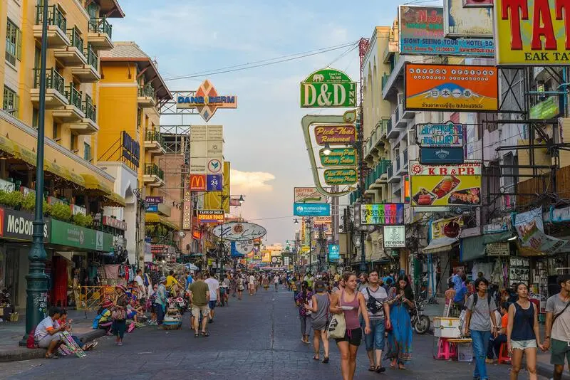 Thi&ecirc;n đường Khao San cho kh&aacute;ch du lịch bụi ở Bangkok Th&aacute;i Lan 2