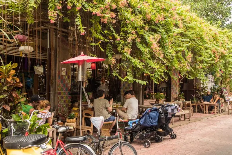 Thi&ecirc;n đường Khao San cho kh&aacute;ch du lịch bụi ở Bangkok Th&aacute;i Lan 7