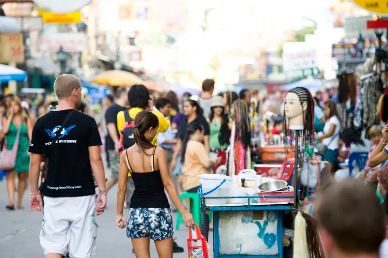 Thi&ecirc;n đường Khao San cho kh&aacute;ch du lịch bụi ở Bangkok Th&aacute;i Lan 8