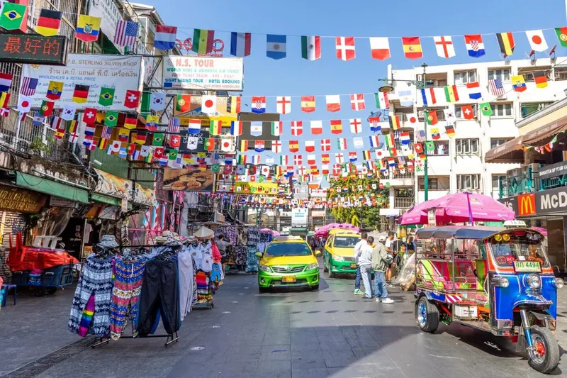Thi&ecirc;n đường Khao San cho kh&aacute;ch du lịch bụi ở Bangkok Th&aacute;i Lan 6