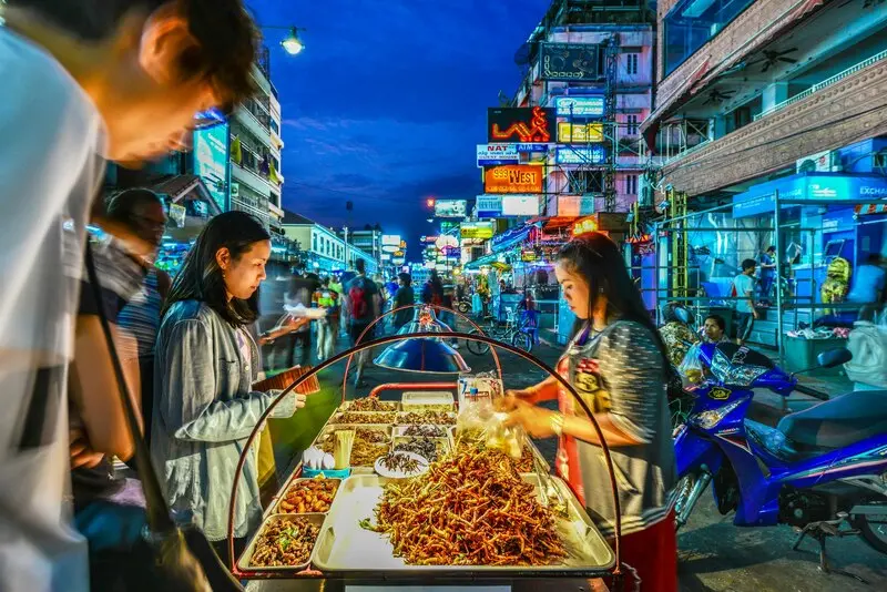 Thi&ecirc;n đường Khao San cho kh&aacute;ch du lịch bụi ở Bangkok Th&aacute;i Lan 4