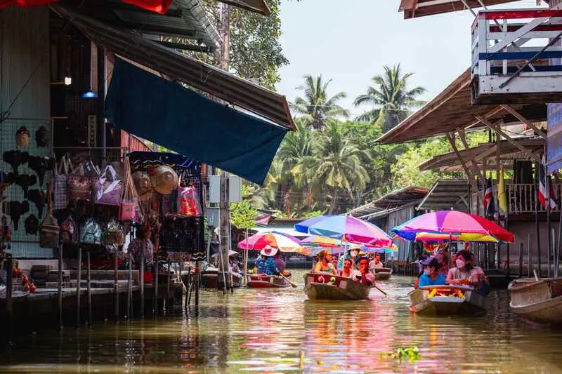 Trải nghiệm chợ nổi Damnoen Saduak tr&ecirc;n những chiếc thuyền gỗ ở Th&aacute;i Lan 3