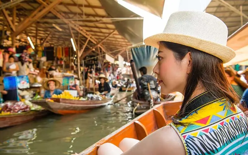 Trải nghiệm chợ nổi Damnoen Saduak tr&ecirc;n những chiếc thuyền gỗ ở Th&aacute;i Lan 4