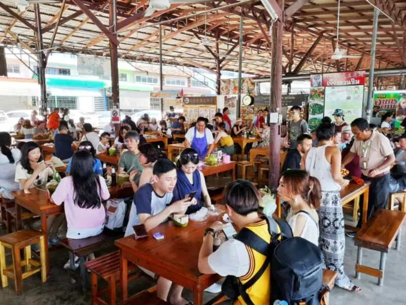 Trải nghiệm chợ nổi Damnoen Saduak tr&ecirc;n những chiếc thuyền gỗ ở Th&aacute;i Lan 9