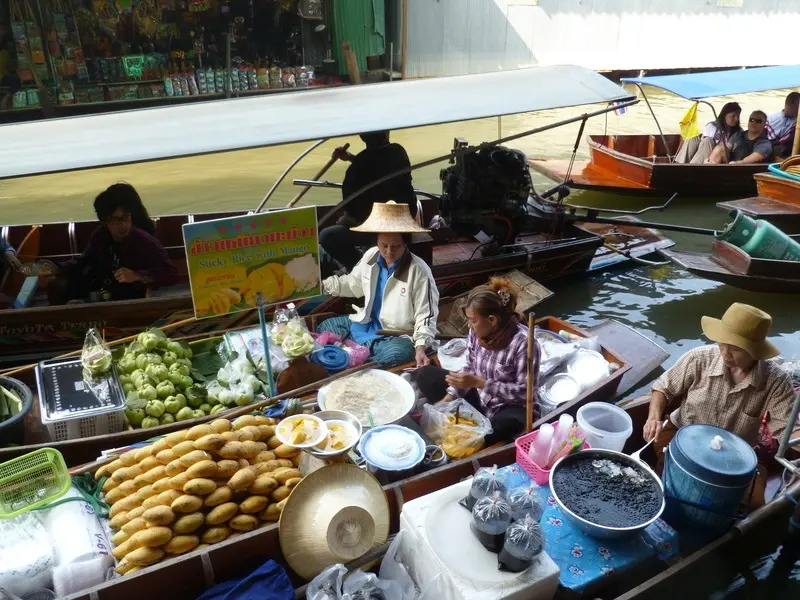 Trải nghiệm chợ nổi Damnoen Saduak tr&ecirc;n những chiếc thuyền gỗ ở Th&aacute;i Lan 12