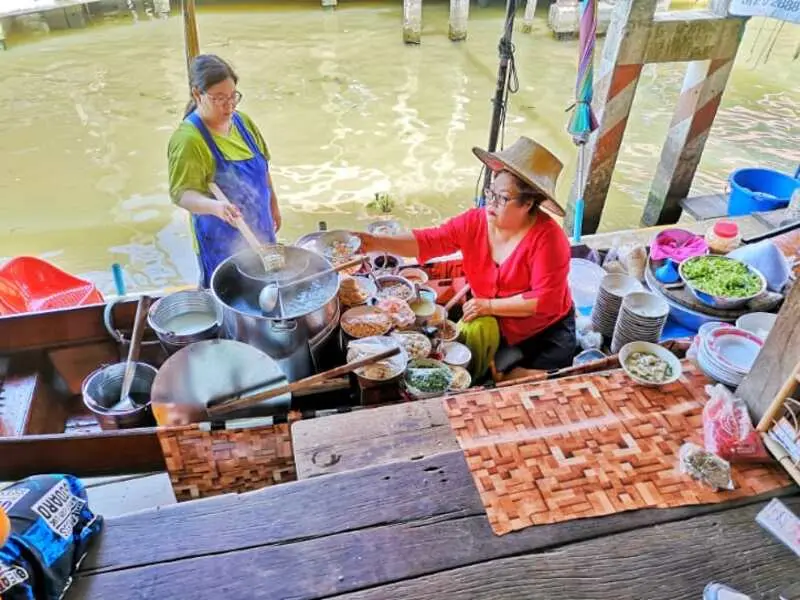Trải nghiệm chợ nổi Damnoen Saduak tr&ecirc;n những chiếc thuyền gỗ ở Th&aacute;i Lan 10