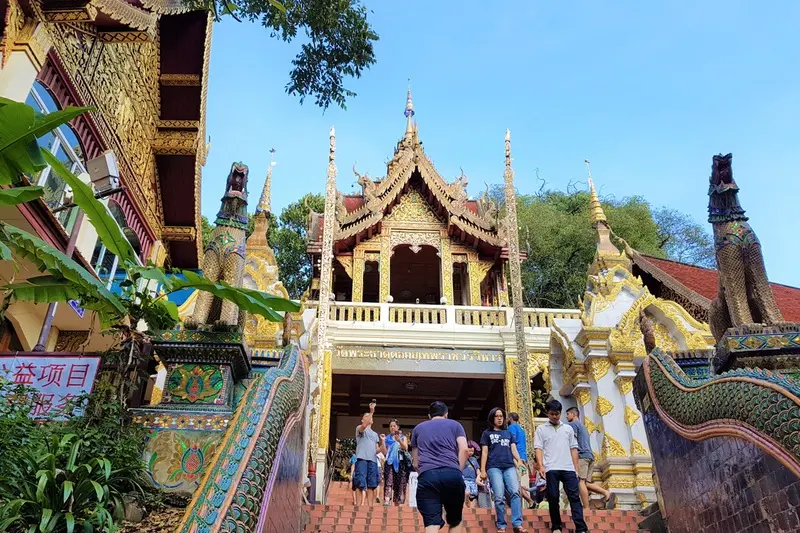 Wat Phra That Doi Suthep lấp l&aacute;nh &aacute;nh v&agrave;ng b&ecirc;n sườn n&uacute;i Chiang Mai 9