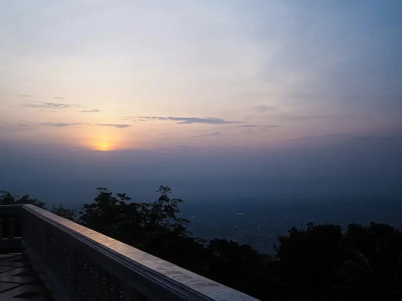 Wat Phra That Doi Suthep lấp l&aacute;nh &aacute;nh v&agrave;ng b&ecirc;n sườn n&uacute;i Chiang Mai 8