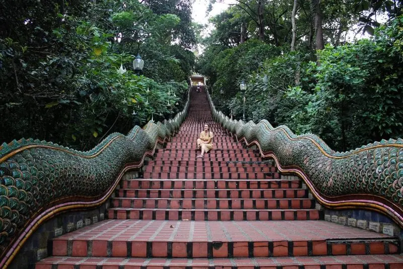 Wat Phra That Doi Suthep lấp l&aacute;nh &aacute;nh v&agrave;ng b&ecirc;n sườn n&uacute;i Chiang Mai 3
