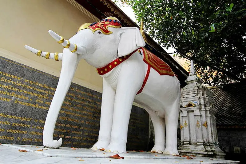 Wat Phra That Doi Suthep lấp l&aacute;nh &aacute;nh v&agrave;ng b&ecirc;n sườn n&uacute;i Chiang Mai 7