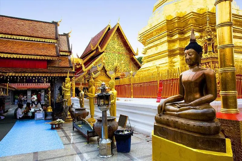 Wat Phra That Doi Suthep lấp l&aacute;nh &aacute;nh v&agrave;ng b&ecirc;n sườn n&uacute;i Chiang Mai 6