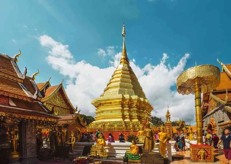 Wat Phra That Doi Suthep lấp l&aacute;nh &aacute;nh v&agrave;ng b&ecirc;n sườn n&uacute;i Chiang Mai 2