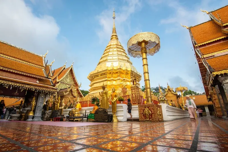 Wat Phra That Doi Suthep lấp l&aacute;nh &aacute;nh v&agrave;ng b&ecirc;n sườn n&uacute;i Chiang Mai 4