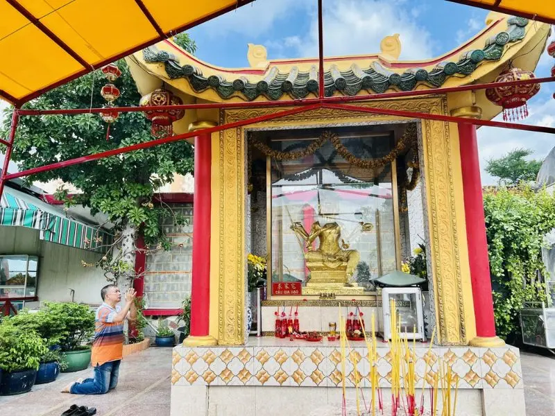 Chi&ecirc;m b&aacute;i Ch&ugrave;a Bốn Mặt, địa điểm linh thi&ecirc;ng nổi tiếng nhất quận 8 8