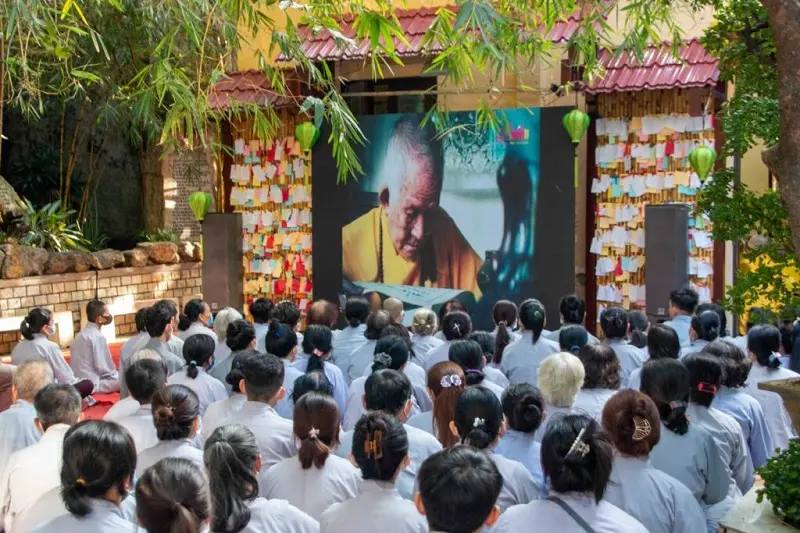 Chi&ecirc;m b&aacute;i ch&ugrave;a Vạn Đức ngắm ch&aacute;nh điện cao nhất Việt Nam 10