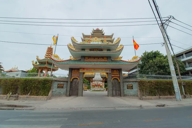 Chi&ecirc;m b&aacute;i ch&ugrave;a Vạn Đức ngắm ch&aacute;nh điện cao nhất Việt Nam 12