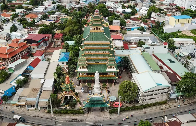 Chi&ecirc;m b&aacute;i ch&ugrave;a Vạn Đức ngắm ch&aacute;nh điện cao nhất Việt Nam 4