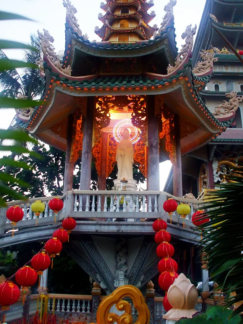 Chi&ecirc;m b&aacute;i ch&ugrave;a Vạn Đức ngắm ch&aacute;nh điện cao nhất Việt Nam 6