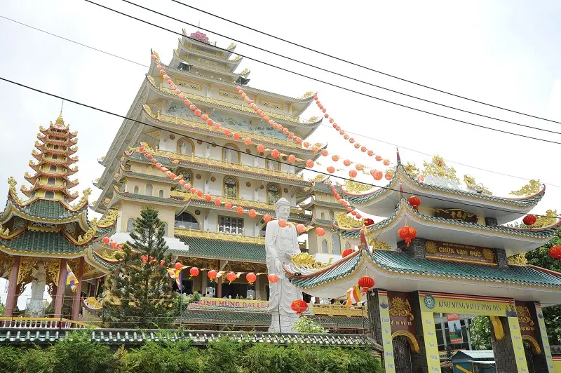 Chi&ecirc;m b&aacute;i ch&ugrave;a Vạn Đức ngắm ch&aacute;nh điện cao nhất Việt Nam 3