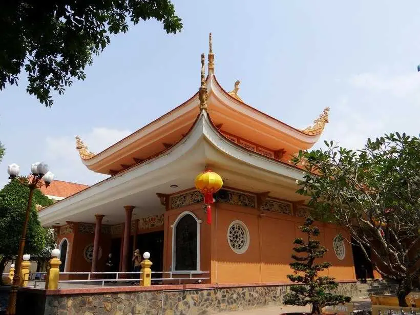 Ch&ugrave;a Hoằng Ph&aacute;p - Địa điểm linh thi&ecirc;ng gắn liền với t&acirc;m hồn S&agrave;i G&ograve;n 7