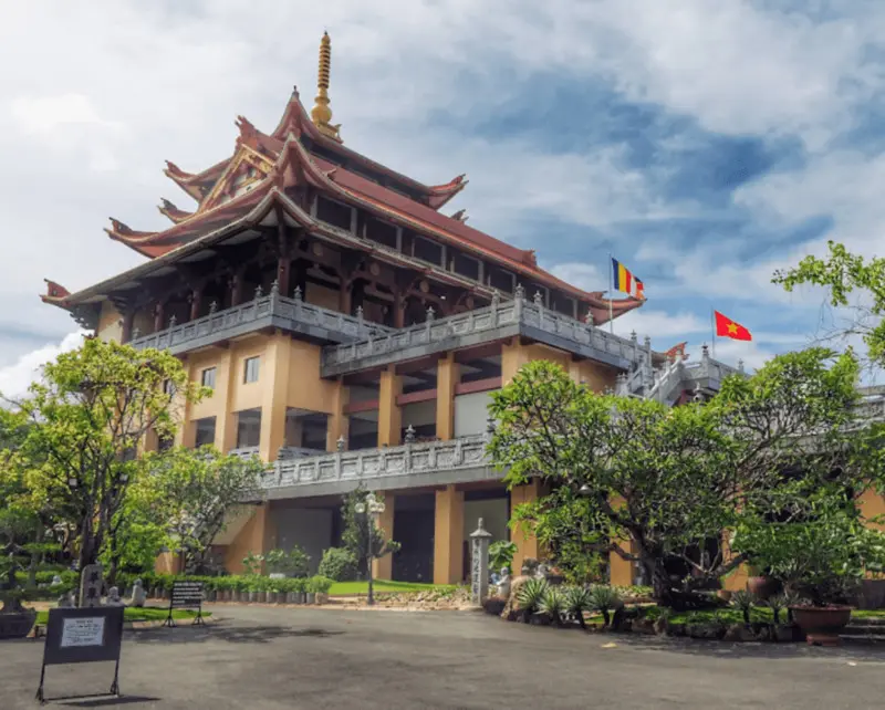Ch&ugrave;a Hu&ecirc; Nghi&ecirc;m, chốn thanh tịnh ở trung t&acirc;m S&agrave;i G&ograve;n 7