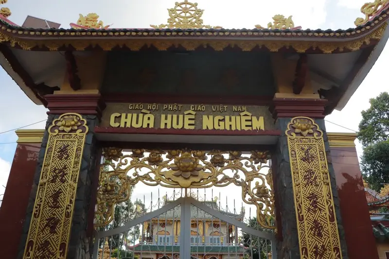 Ch&ugrave;a Hu&ecirc; Nghi&ecirc;m, chốn thanh tịnh ở trung t&acirc;m S&agrave;i G&ograve;n 3