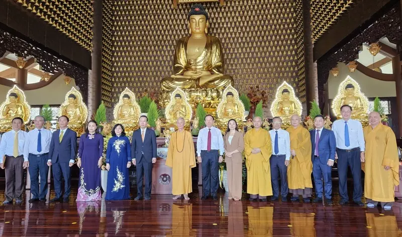 Ch&ugrave;a Hu&ecirc; Nghi&ecirc;m, chốn thanh tịnh ở trung t&acirc;m S&agrave;i G&ograve;n 4