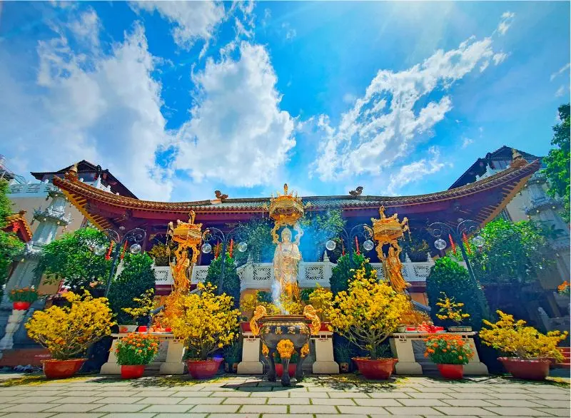 Ch&ugrave;a Vi&ecirc;n Gi&aacute;c với ng&ocirc;i th&aacute;p l&agrave;m bằng gốm sứ cao nhất Việt Nam 2