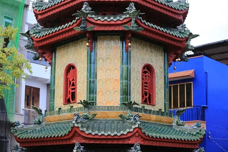 Ch&ugrave;a Vi&ecirc;n Gi&aacute;c với ng&ocirc;i th&aacute;p l&agrave;m bằng gốm sứ cao nhất Việt Nam 9