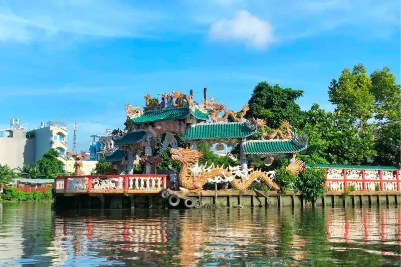 C&oacute; ng&ocirc;i miếu nổi G&ograve; Vấp b&igrave;nh y&ecirc;n giữa d&ograve;ng s&ocirc;ng V&agrave;m Thuật 3
