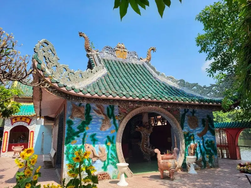 C&oacute; ng&ocirc;i miếu nổi G&ograve; Vấp b&igrave;nh y&ecirc;n giữa d&ograve;ng s&ocirc;ng V&agrave;m Thuật 10