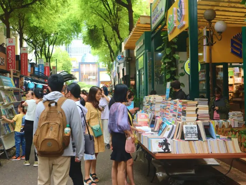 Dạo đường s&aacute;ch Nguyễn Văn B&igrave;nh trải nghiệm kh&ocirc;ng gian tri thức 8