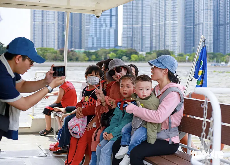 Đến ga t&agrave;u thuỷ B&igrave;nh An ngắm nh&igrave;n s&ocirc;ng S&agrave;i G&ograve;n &ecirc;m ả 14